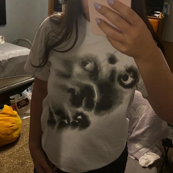 girl in red concert tee - Picture 1 of 4